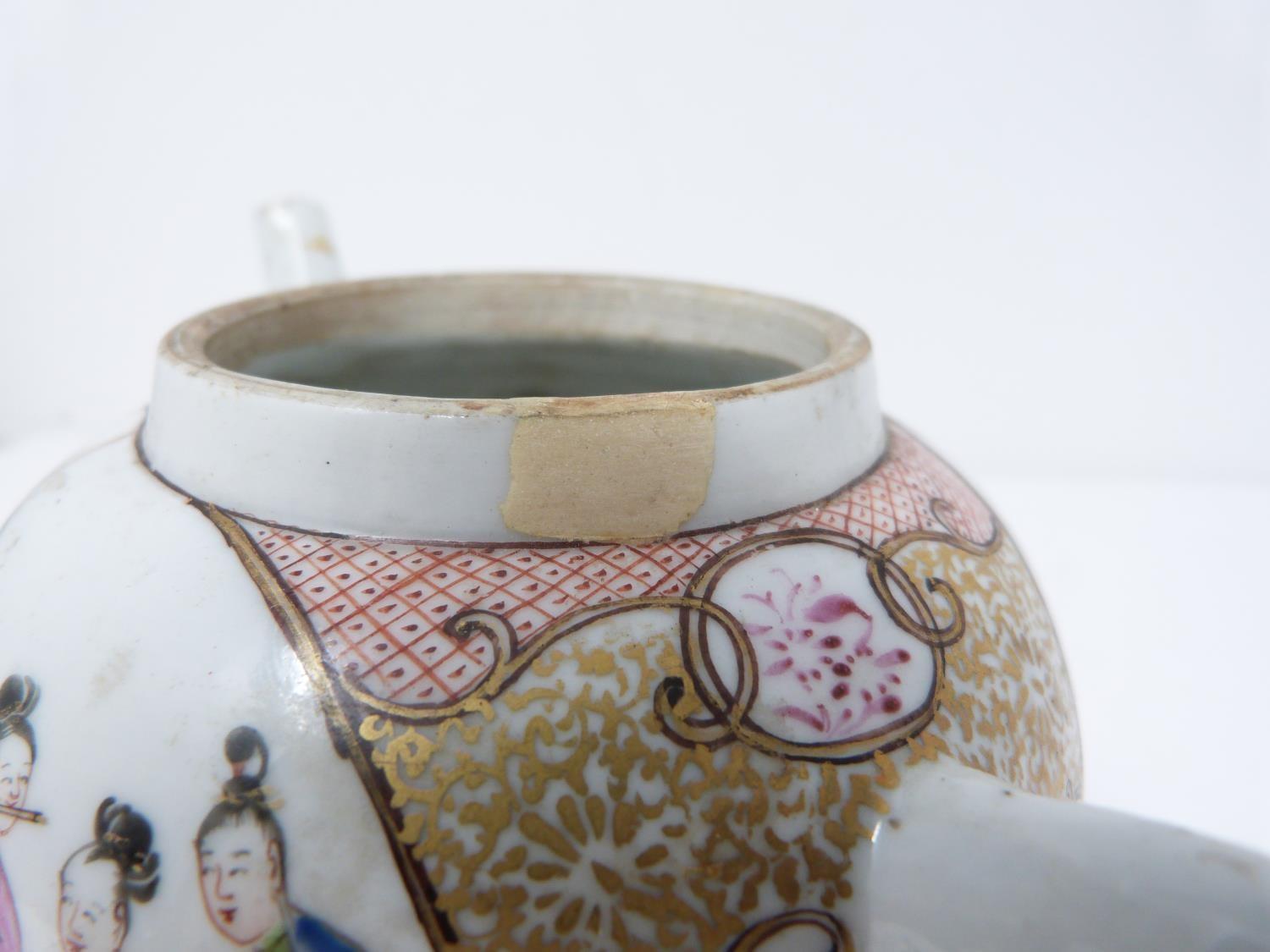 A late 18th century Chinese export wear porcelain teapot with painted figures and gilded floral - Image 11 of 12