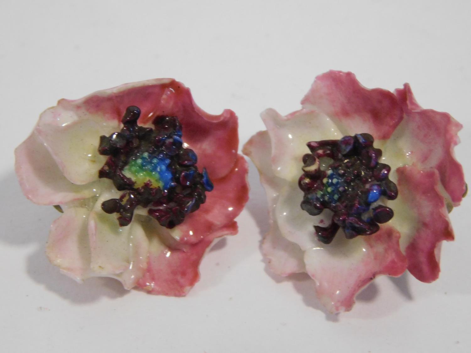 A Royal Crown Derby hand painted porcelain flower brooch and earring suite. Earrings have clip - Image 5 of 10