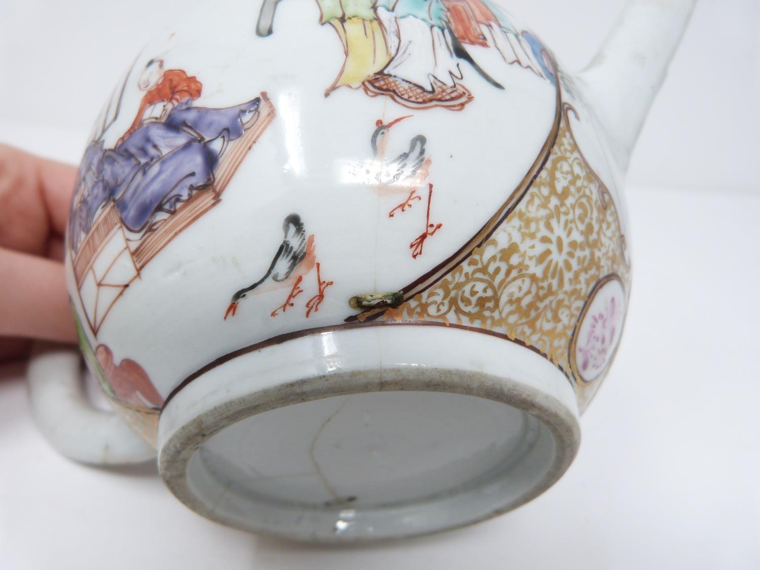 A late 18th century Chinese export wear porcelain teapot with painted figures and gilded floral - Image 12 of 12