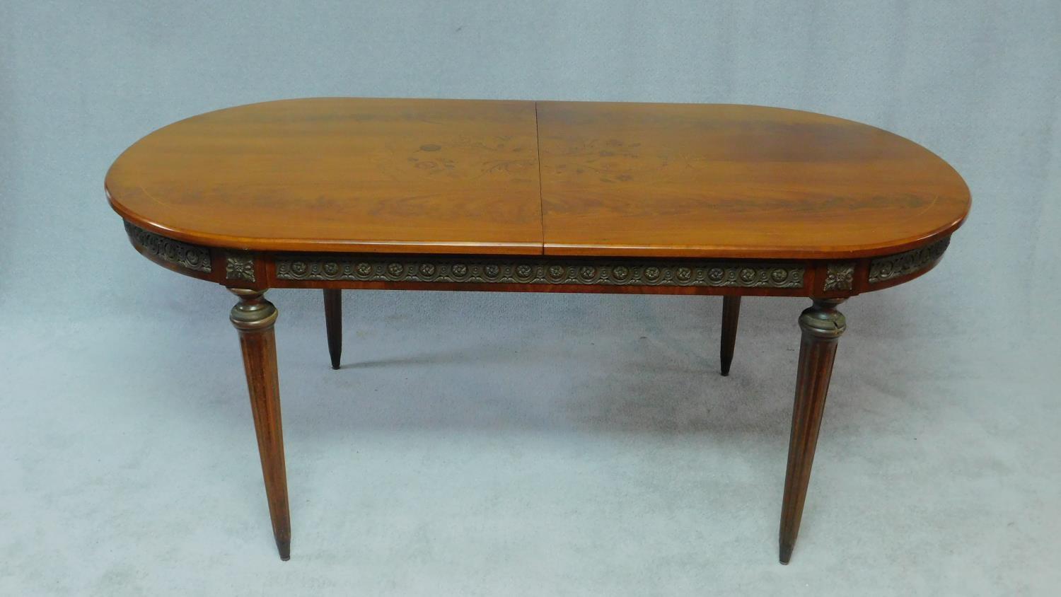 A Continental flame mahogany extending dining table with brass mounts and central floral inlay - Image 5 of 6