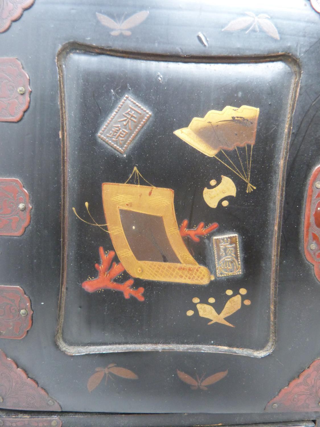 An early 20th century Japanese gilded lacquer table top cabinet with drawers decorated with flower - Image 12 of 24