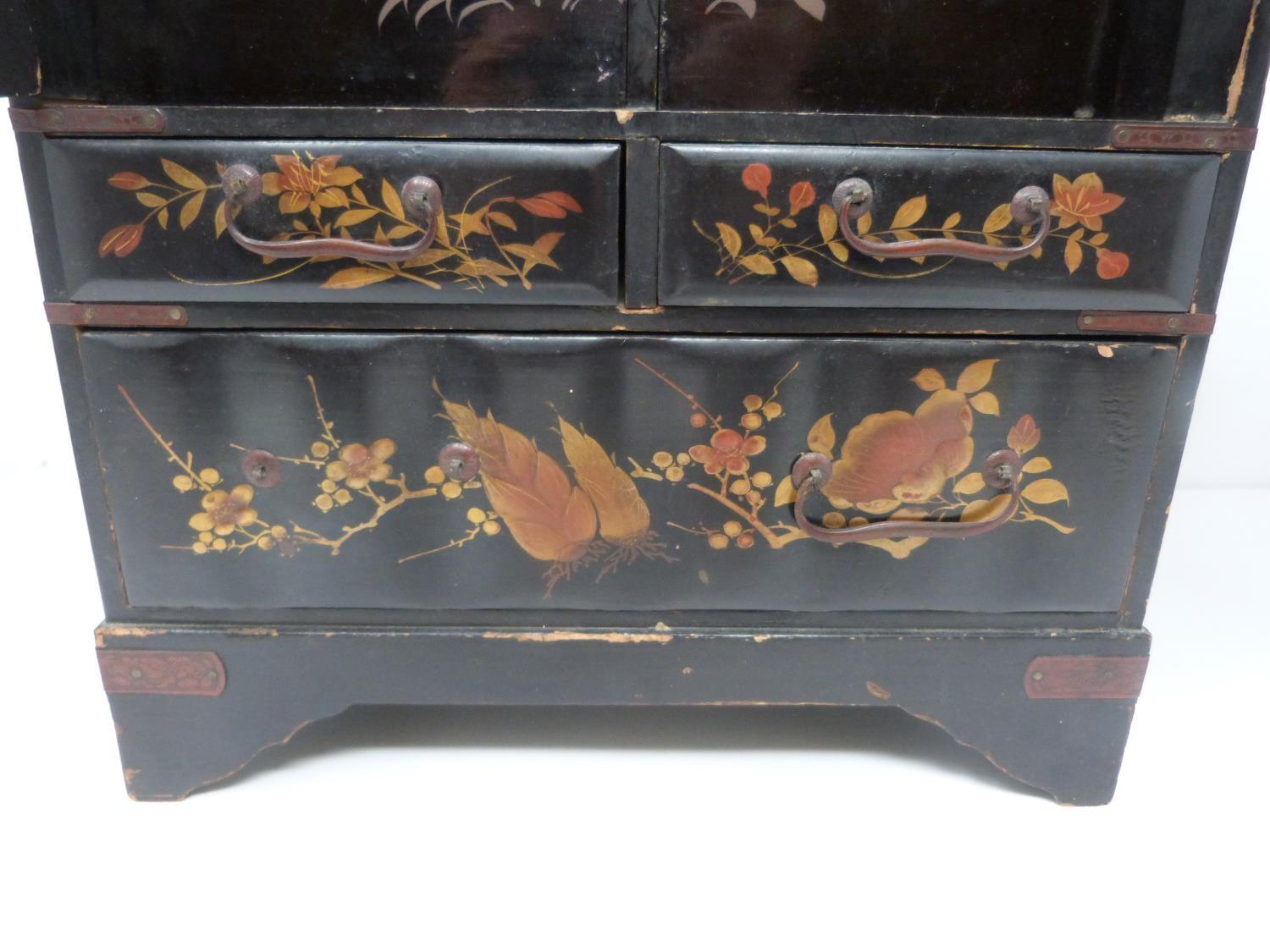 An early 20th century Japanese gilded lacquer table top cabinet with drawers decorated with flower - Image 3 of 24