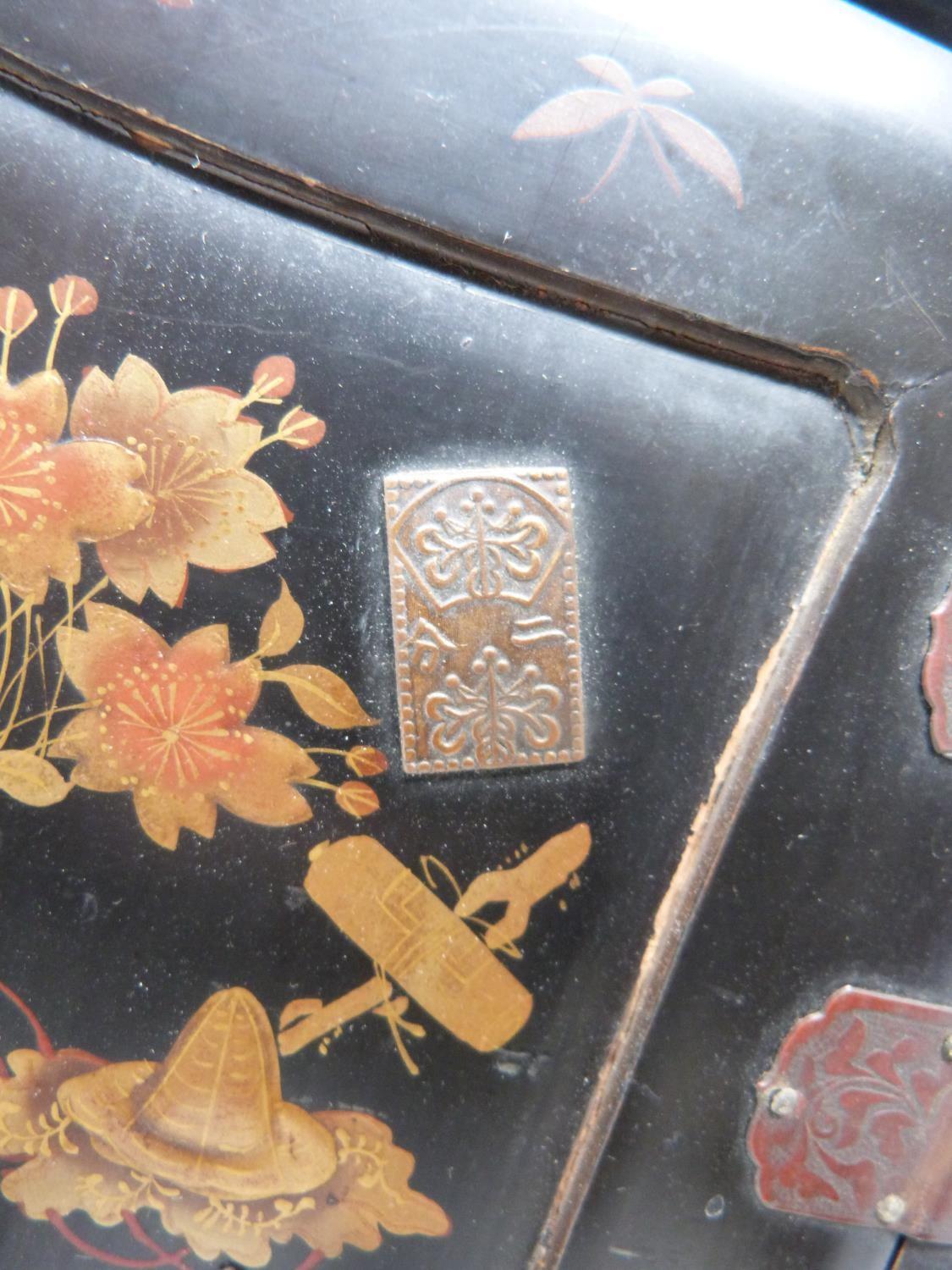 An early 20th century Japanese gilded lacquer table top cabinet with drawers decorated with flower - Image 24 of 24