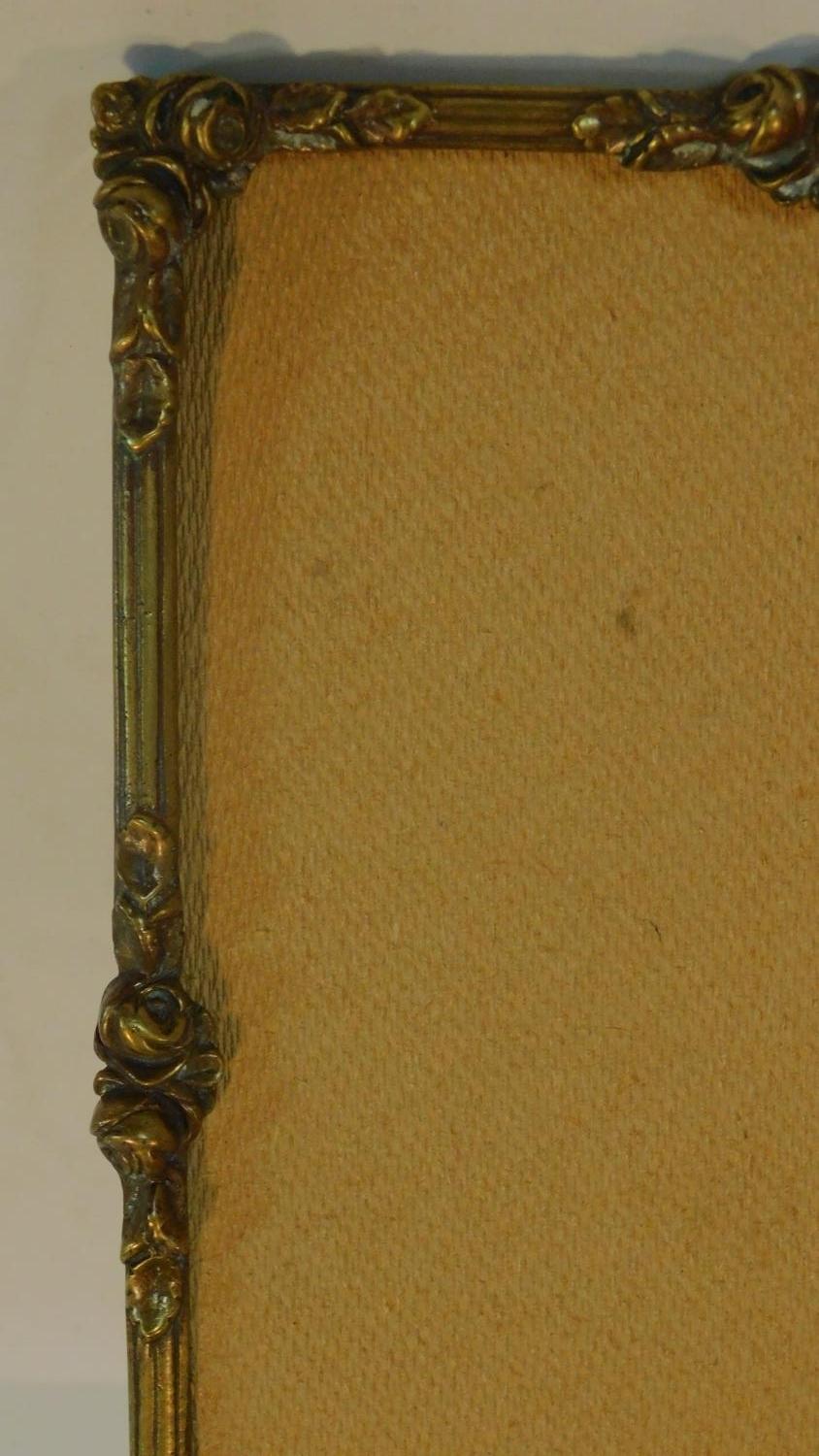 An antique brass relief moulded easel photo frame with roses and foliage and Y shaped brass hinged - Image 2 of 3