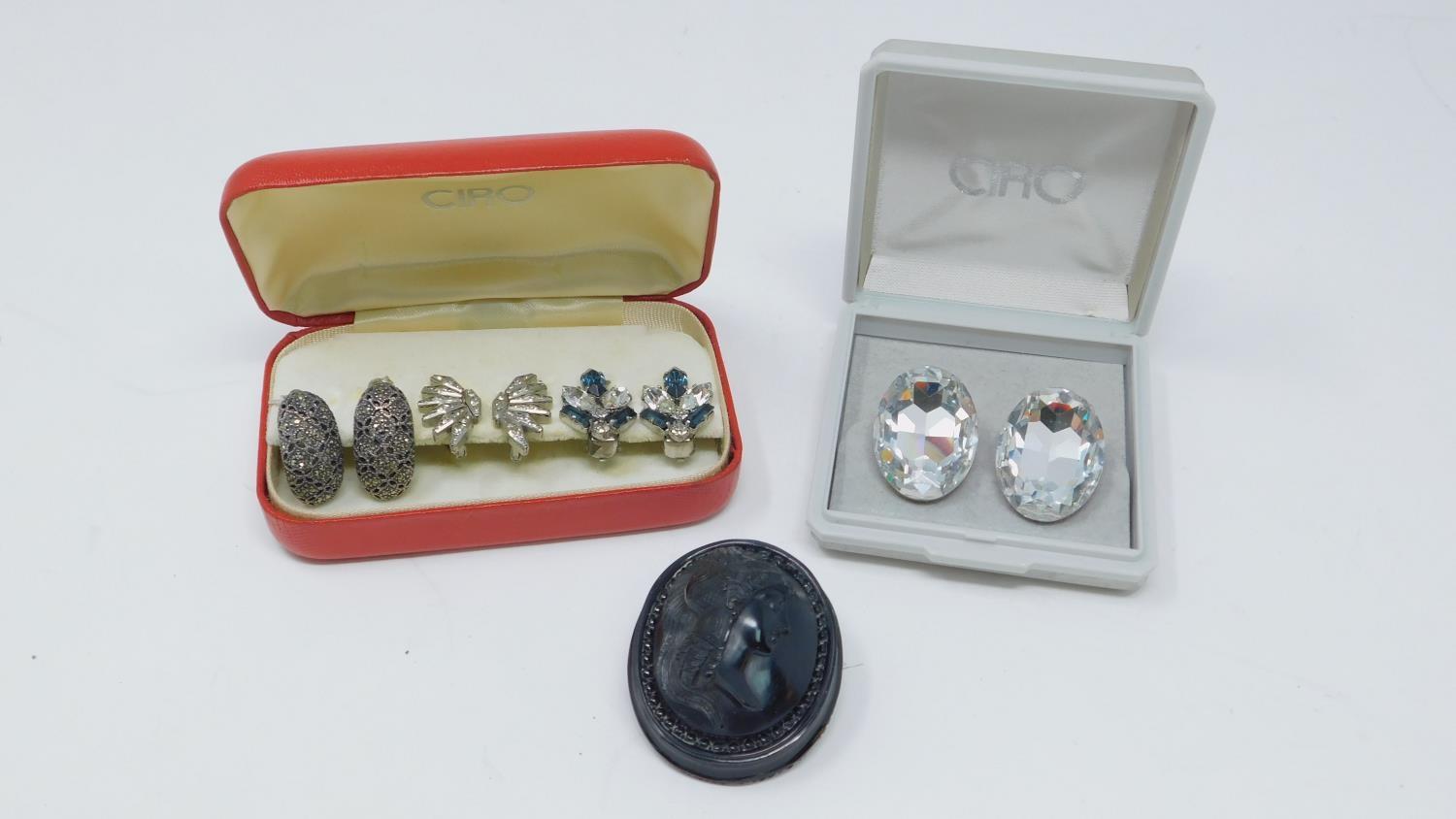 A collection of jewellery. Inlcuding a Victorian carved jet cameo brooch with the profile of a Greek