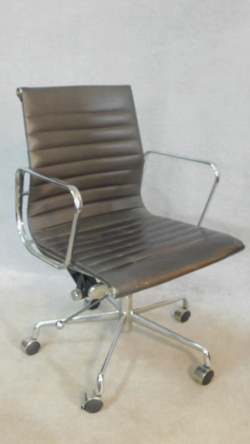 A vintage Charles and Ray Eames inspired Aluminium Group style office desk armchair in black - Image 2 of 6