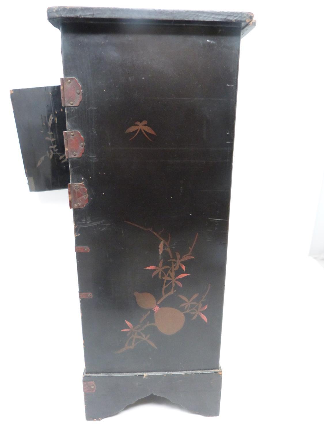 An early 20th century Japanese gilded lacquer table top cabinet with drawers decorated with flower - Image 19 of 24