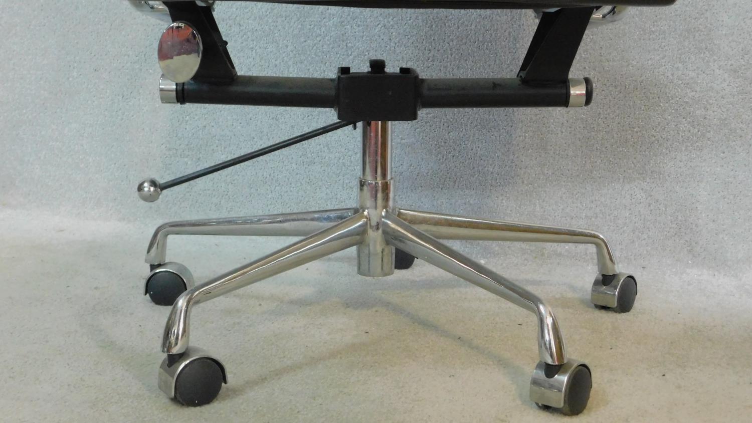 A vintage Charles and Ray Eames inspired Aluminium Group style office desk armchair in black - Image 5 of 6