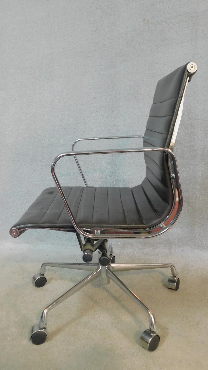 A vintage Charles and Ray Eames inspired Aluminium Group style office desk armchair in black - Image 4 of 7