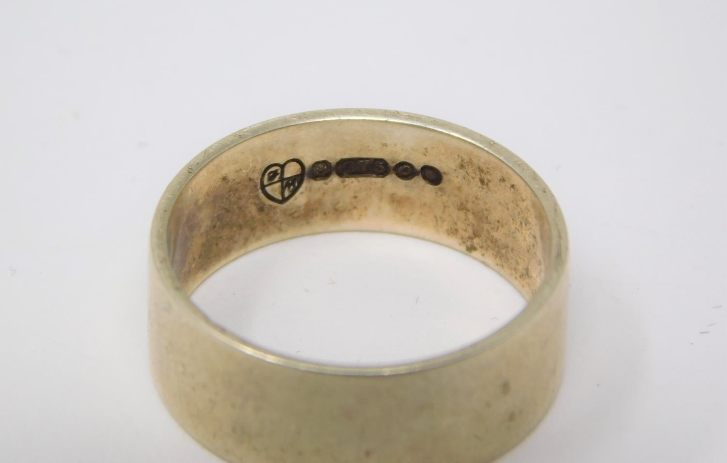 A 9ct yellow gold flat band, hallmarked 375, makers mark FW in a quartered heart for F. Mansure - Image 2 of 2