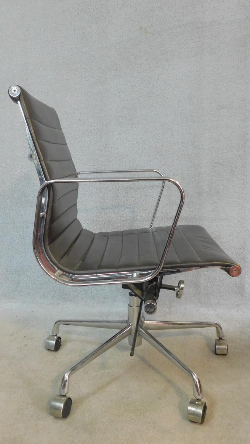A vintage Charles and Ray Eames inspired Aluminium Group style office desk armchair in black - Image 4 of 6