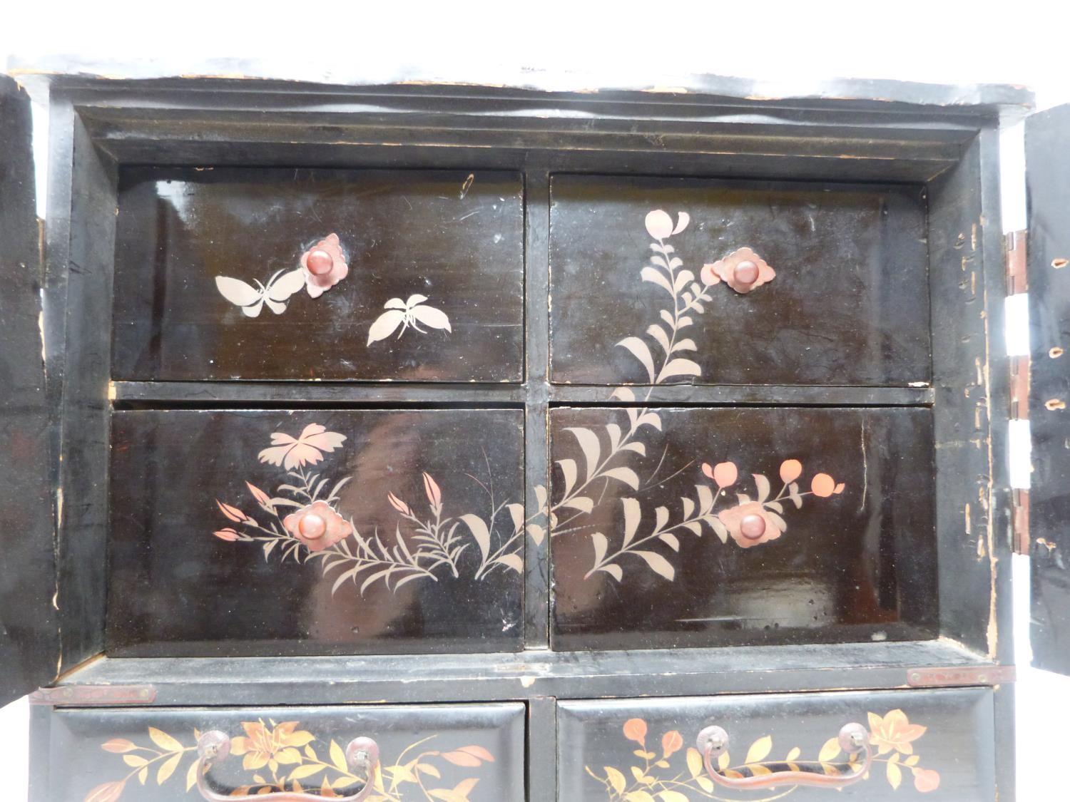 An early 20th century Japanese gilded lacquer table top cabinet with drawers decorated with flower - Image 5 of 24