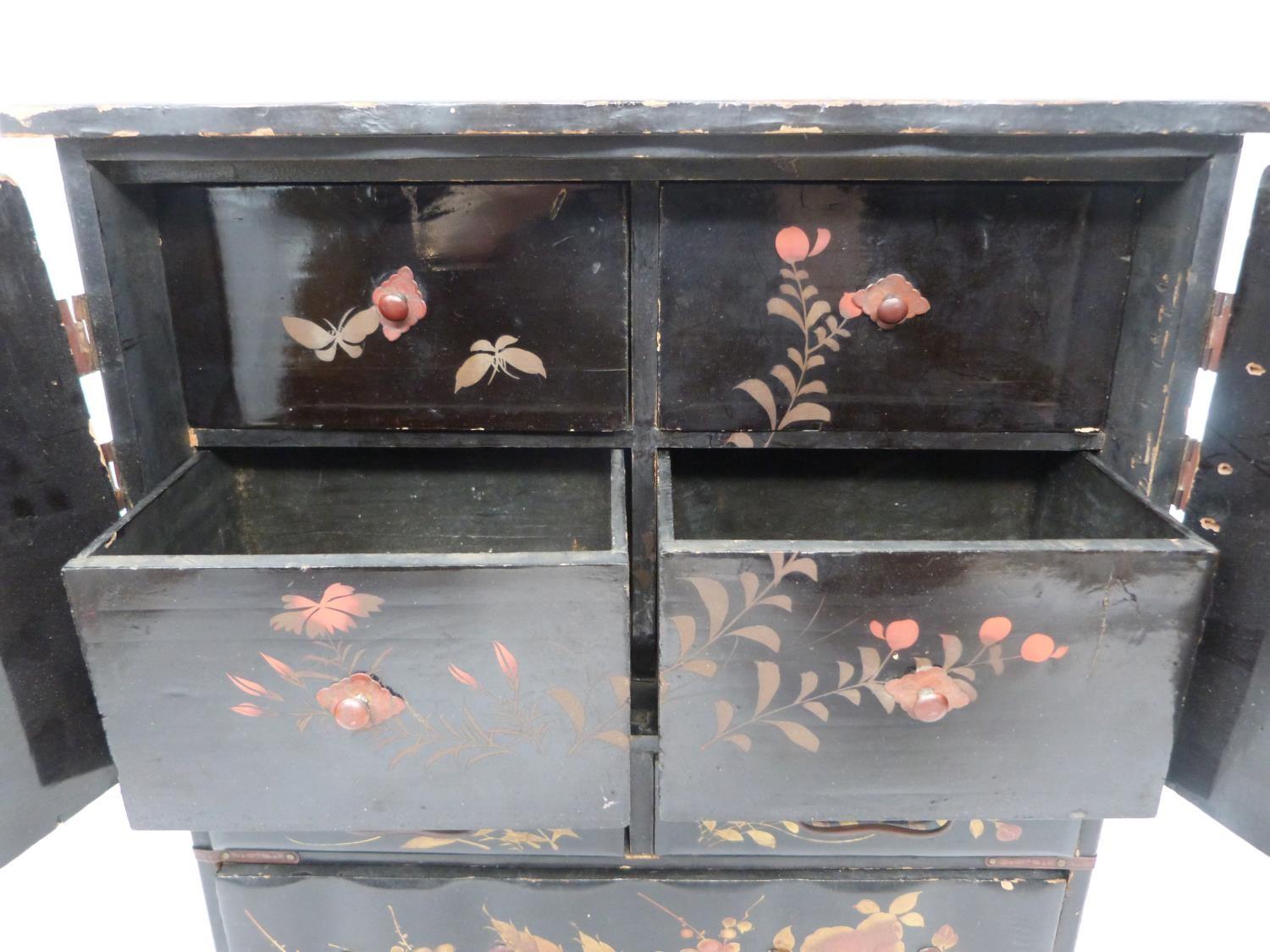 An early 20th century Japanese gilded lacquer table top cabinet with drawers decorated with flower - Image 11 of 24