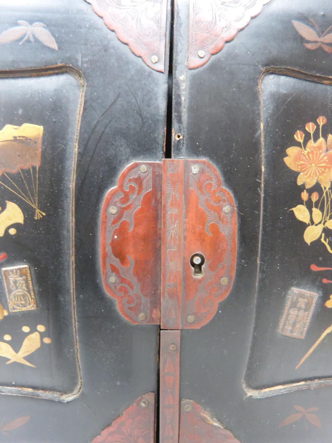 An early 20th century Japanese gilded lacquer table top cabinet with drawers decorated with flower - Image 15 of 24