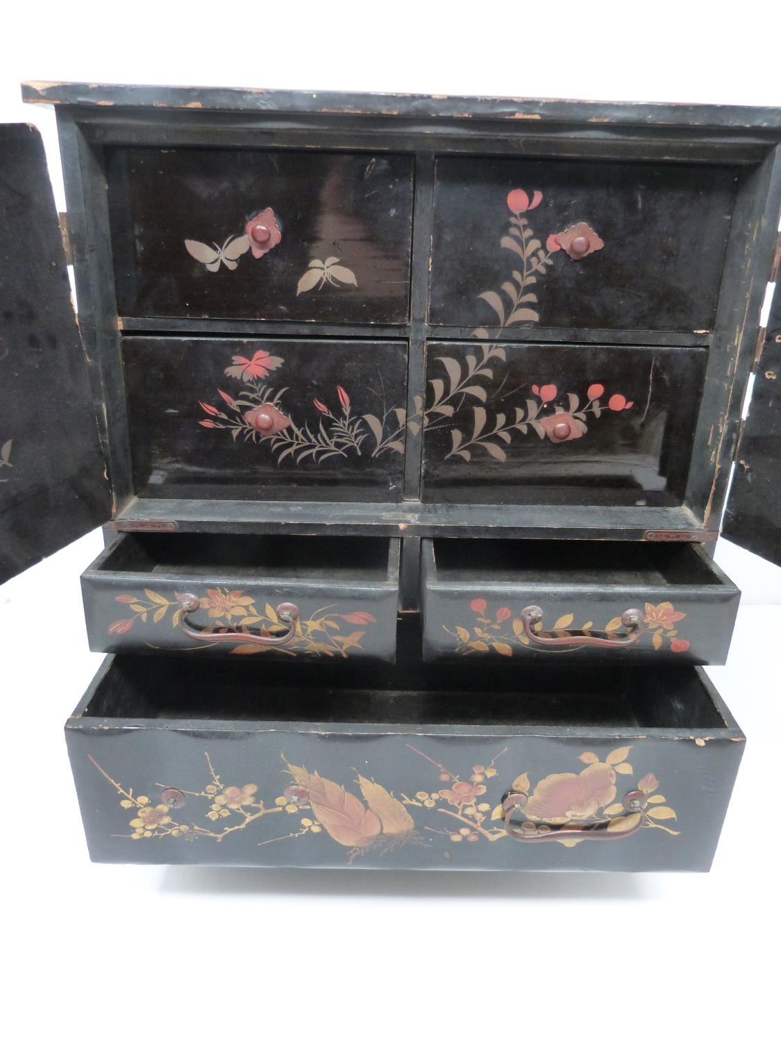An early 20th century Japanese gilded lacquer table top cabinet with drawers decorated with flower - Image 8 of 24