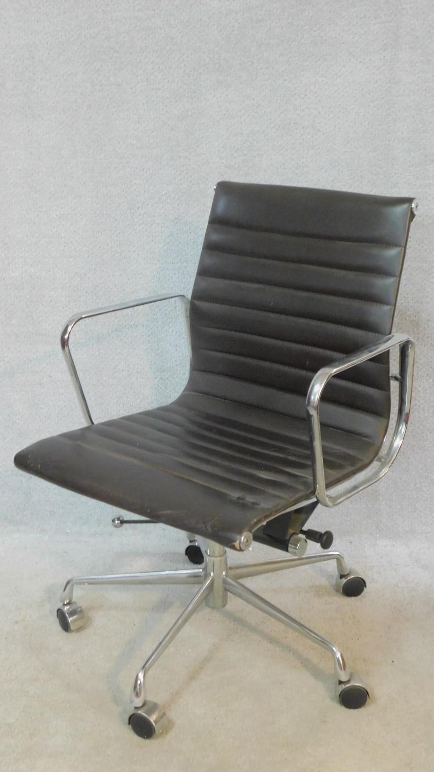 A vintage Charles and Ray Eames inspired Aluminium Group style office desk armchair in black - Image 2 of 6