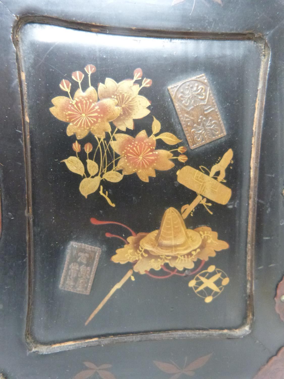 An early 20th century Japanese gilded lacquer table top cabinet with drawers decorated with flower - Image 13 of 24