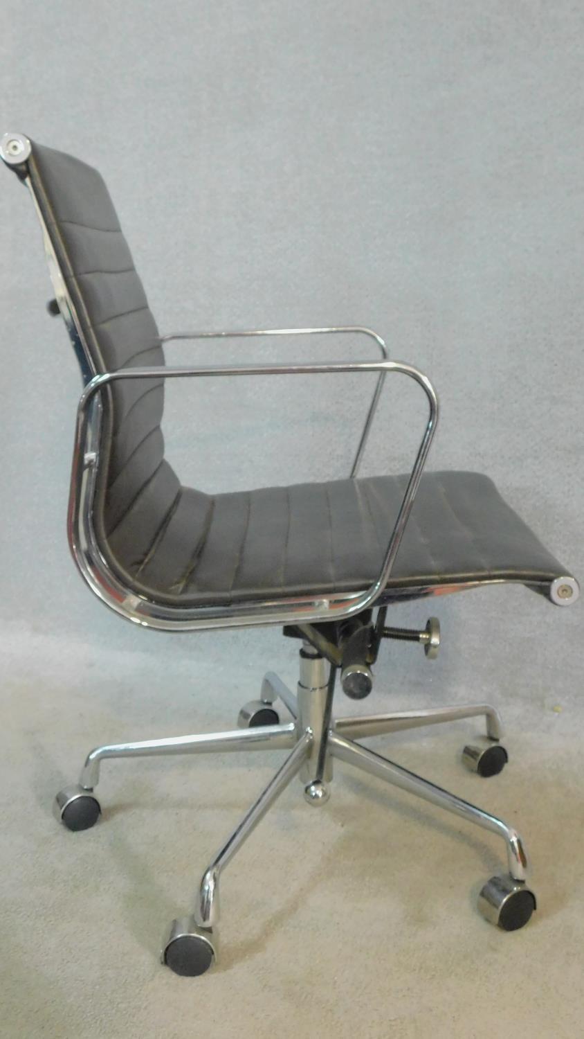 A vintage Charles and Ray Eames inspired Aluminium Group style office desk armchair in black - Image 3 of 6
