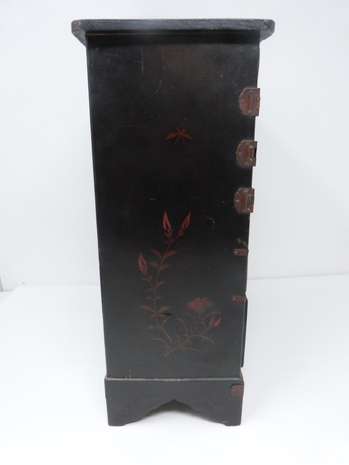 An early 20th century Japanese gilded lacquer table top cabinet with drawers decorated with flower - Image 16 of 24