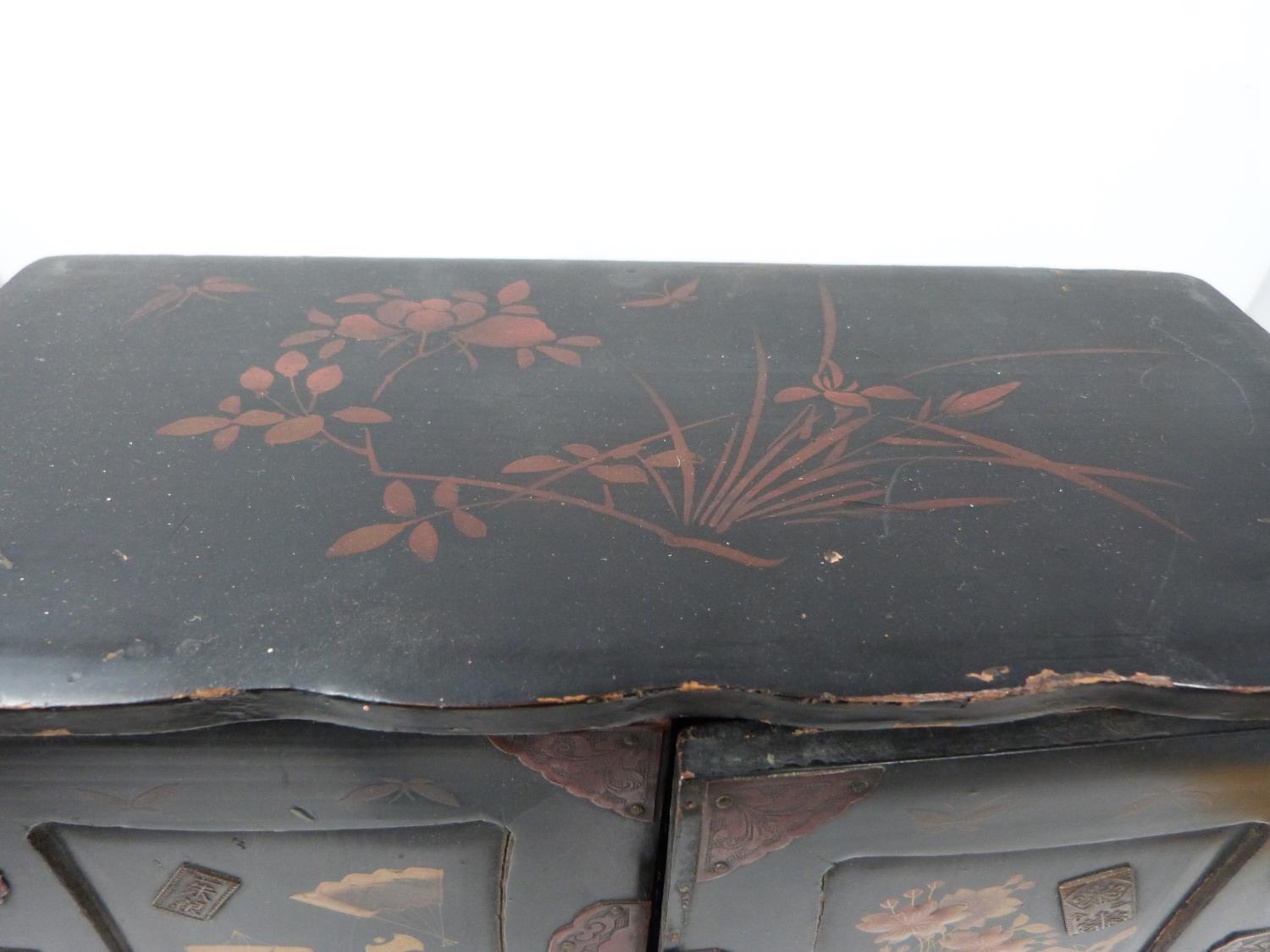 An early 20th century Japanese gilded lacquer table top cabinet with drawers decorated with flower - Image 20 of 24