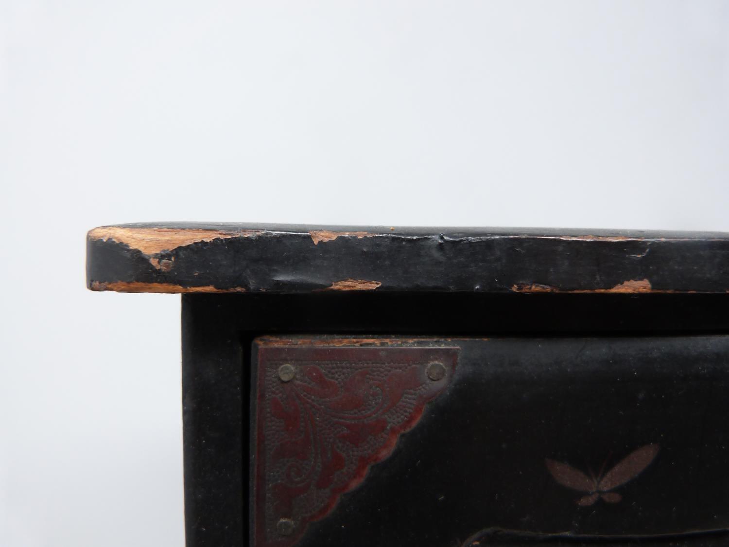 An early 20th century Japanese gilded lacquer table top cabinet with drawers decorated with flower - Image 21 of 24