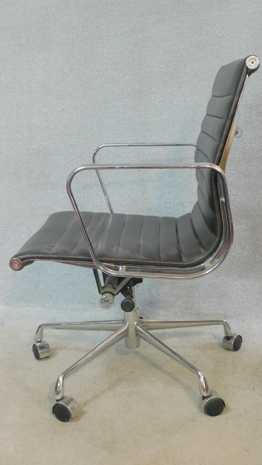 A vintage Charles and Ray Eames inspired Aluminium Group style office desk armchair in black - Image 4 of 6