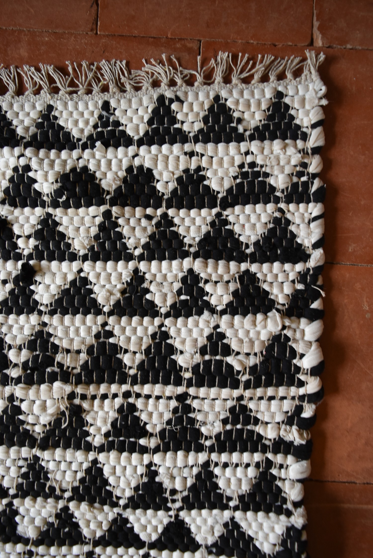 A large black and white weave Kilim with all over repeating triangular pattern. L.300xW.232cm - Image 3 of 4