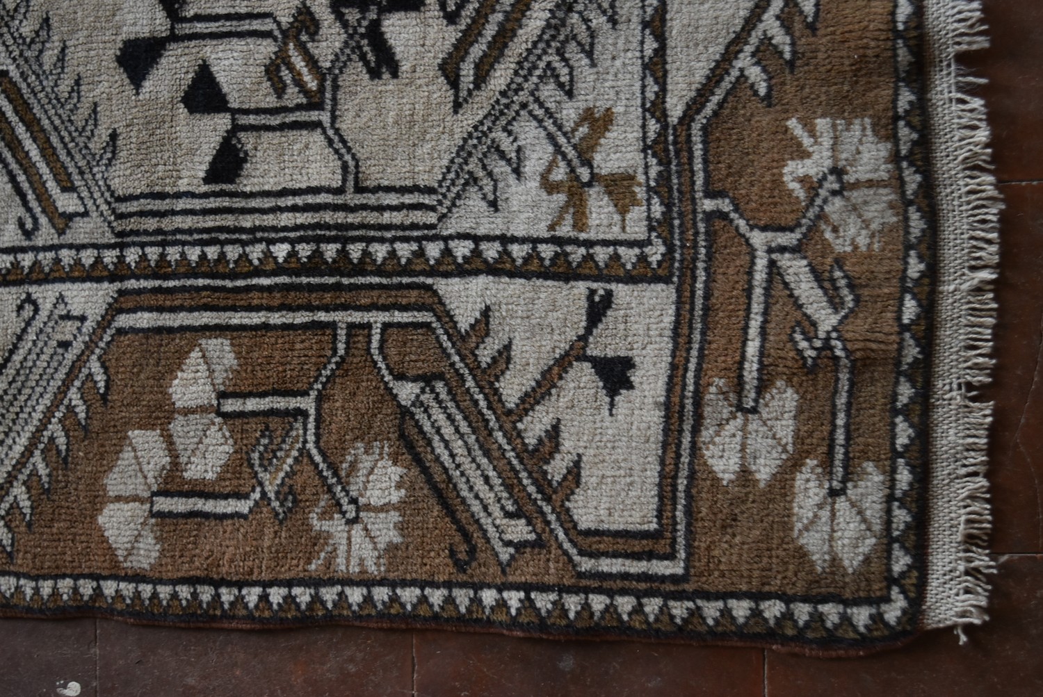 A Turkish Milas rug with central panel on fawn ground with stylised foliate design within - Image 3 of 4