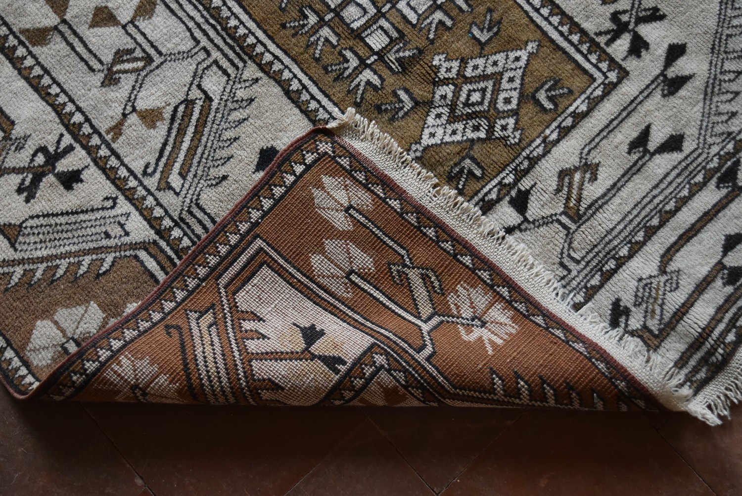 A Turkish Milas rug with central panel on fawn ground with stylised foliate design within - Image 4 of 4