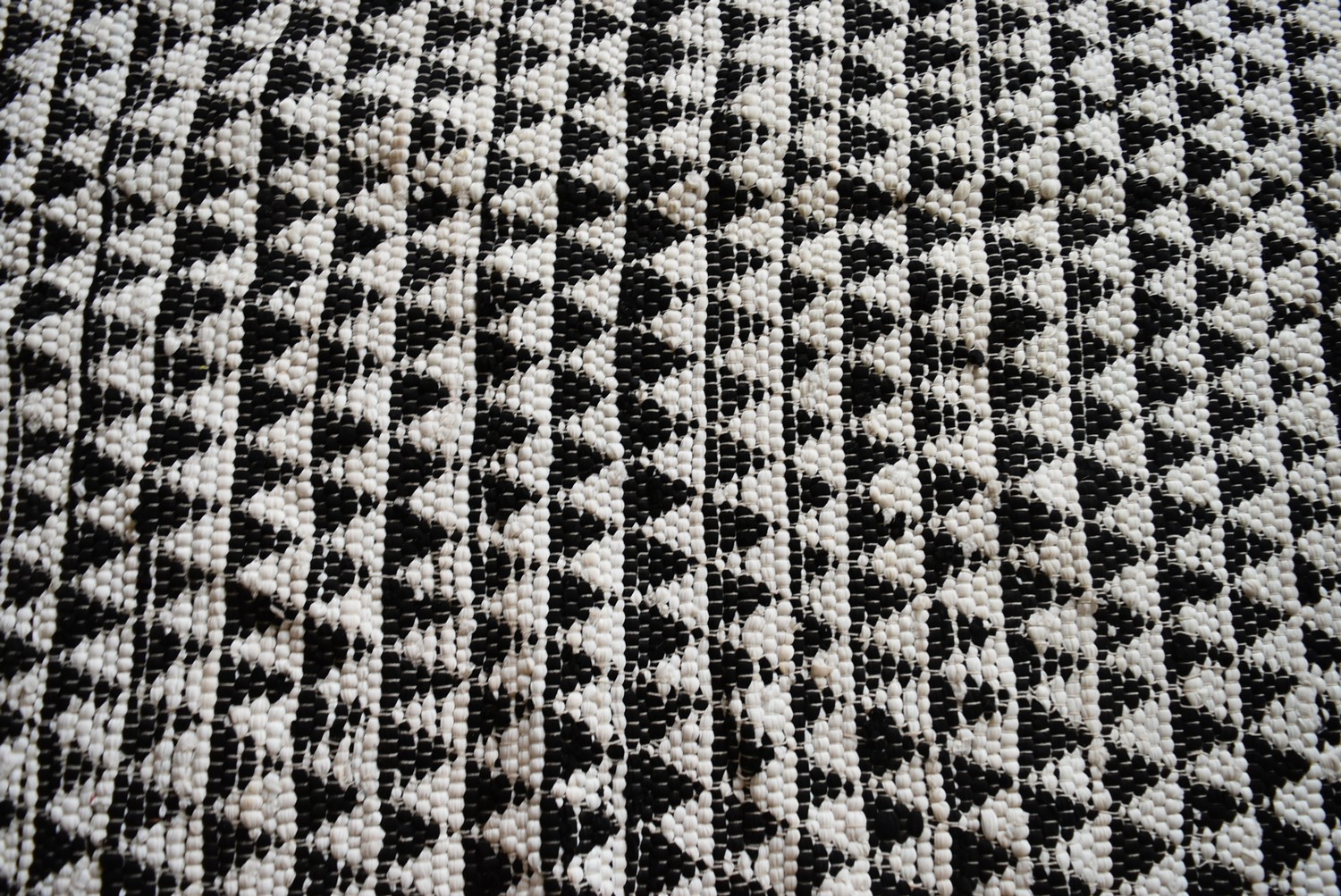 A large black and white weave Kilim with all over repeating triangular pattern. L.300xW.232cm - Image 2 of 4