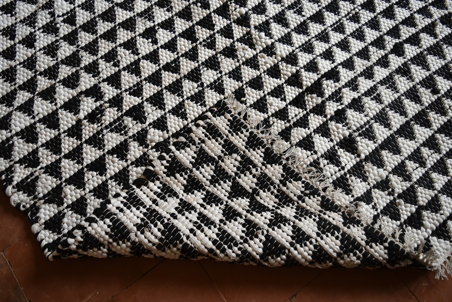 A large black and white weave Kilim with all over repeating triangular pattern. L.300xW.232cm - Image 4 of 4