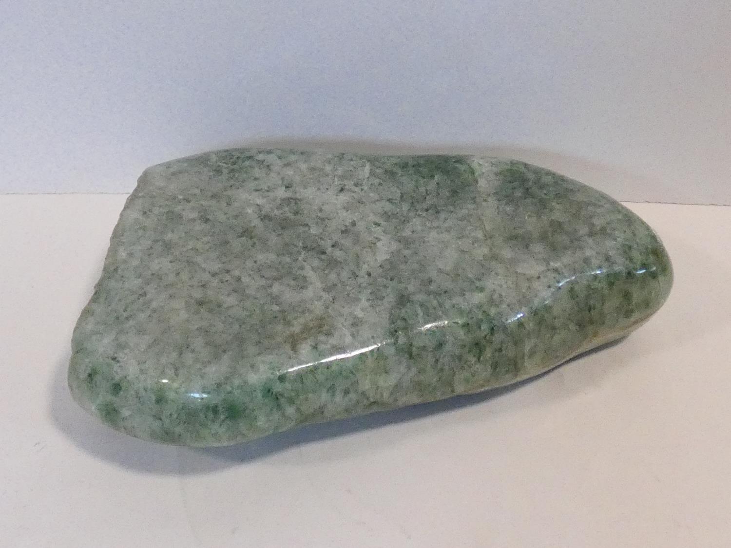 A large polished green stone crystal boulder. L.31cm - Image 7 of 7