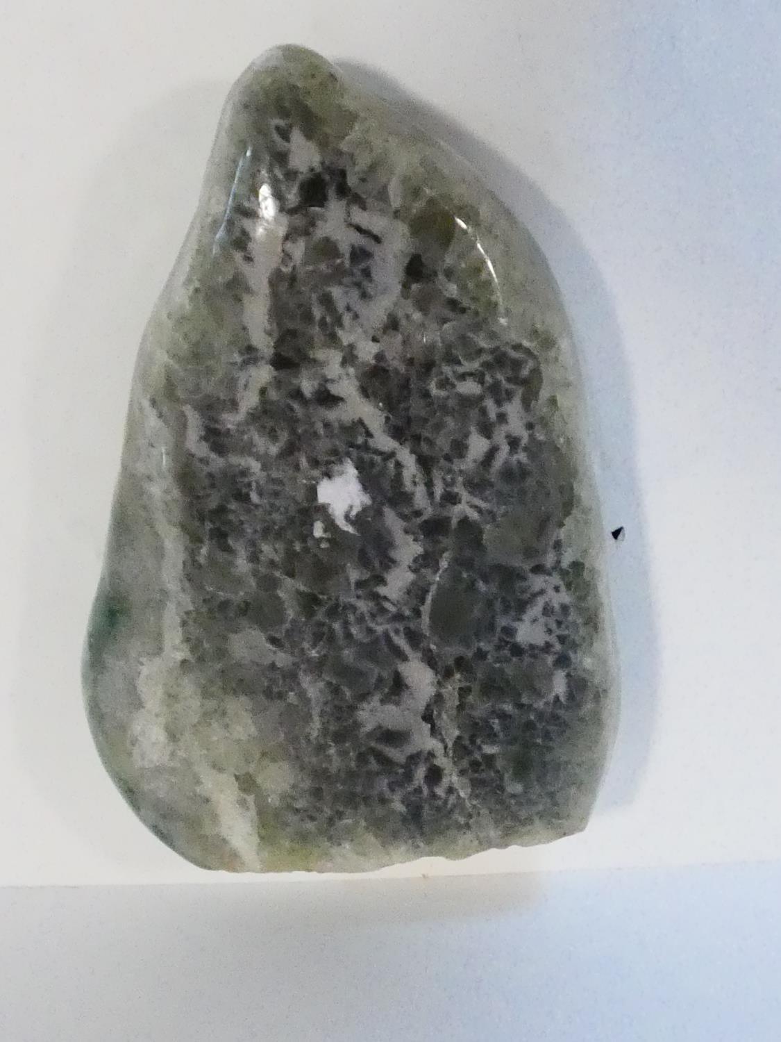 A large polished green stone crystal boulder. L.31cm - Image 4 of 7