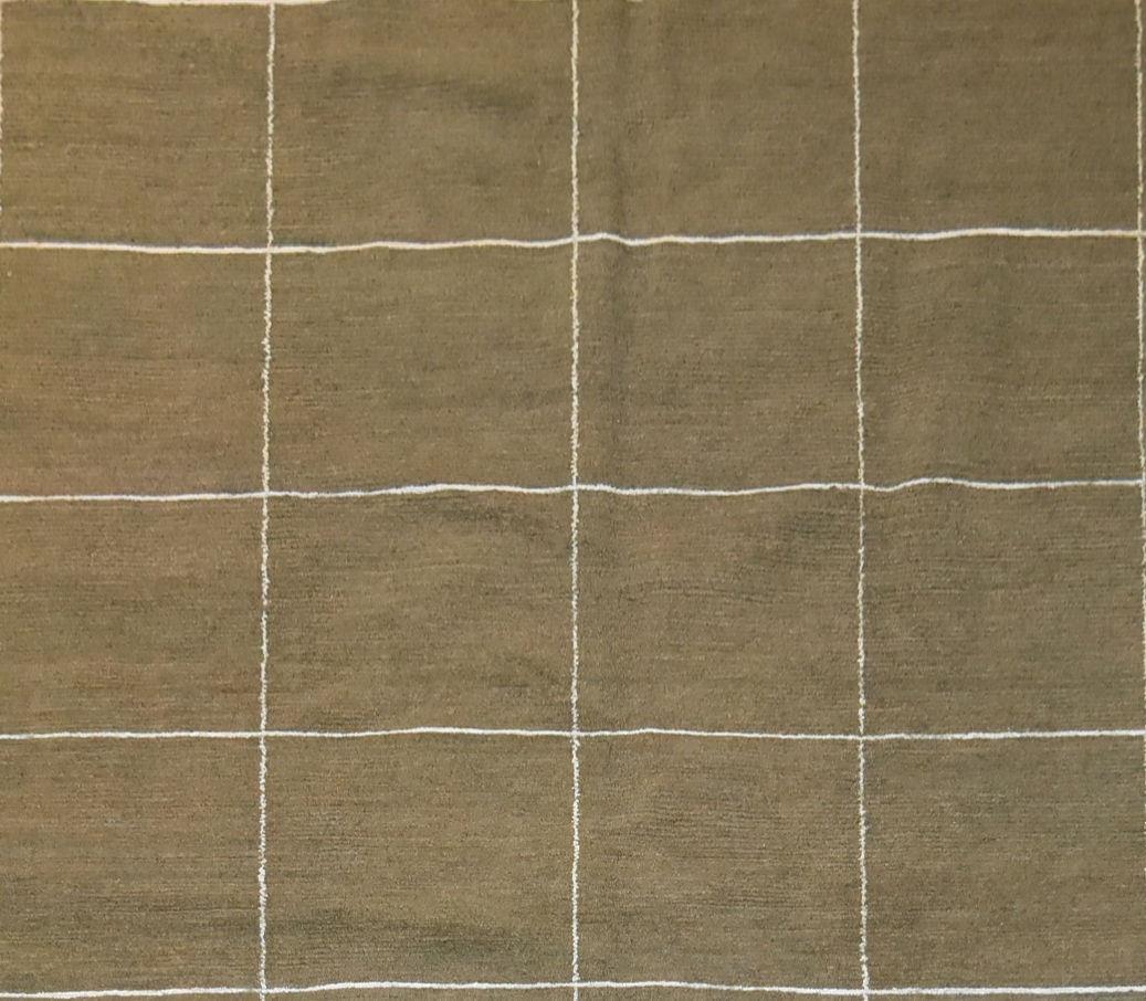 A contemporary rug with windowpane check on a beige green background. L.254x201cm - Image 2 of 4