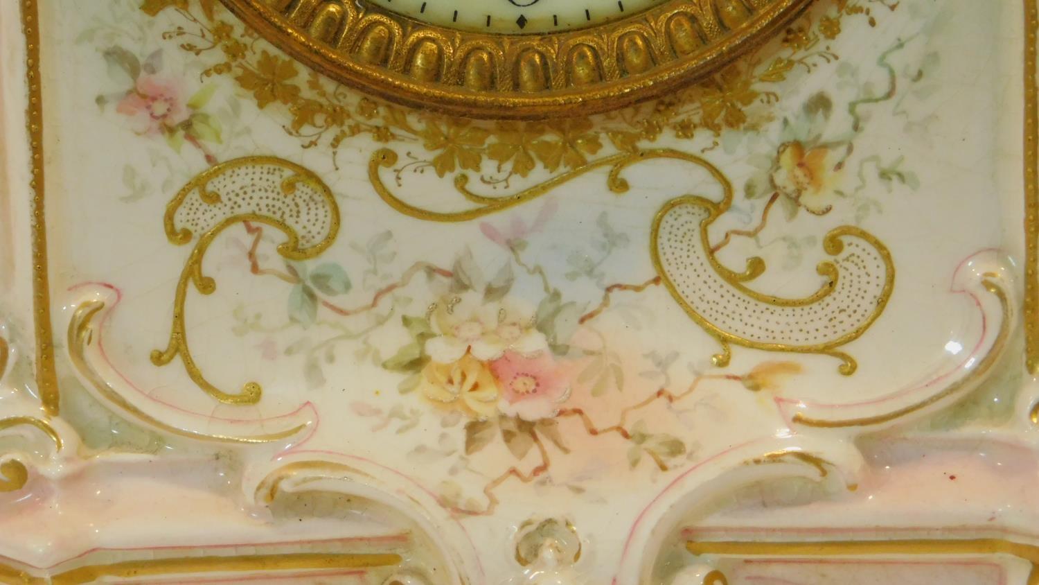 A porcelain hand painted antique gilded mantel clock with floral details and white enamel dial - Image 6 of 13