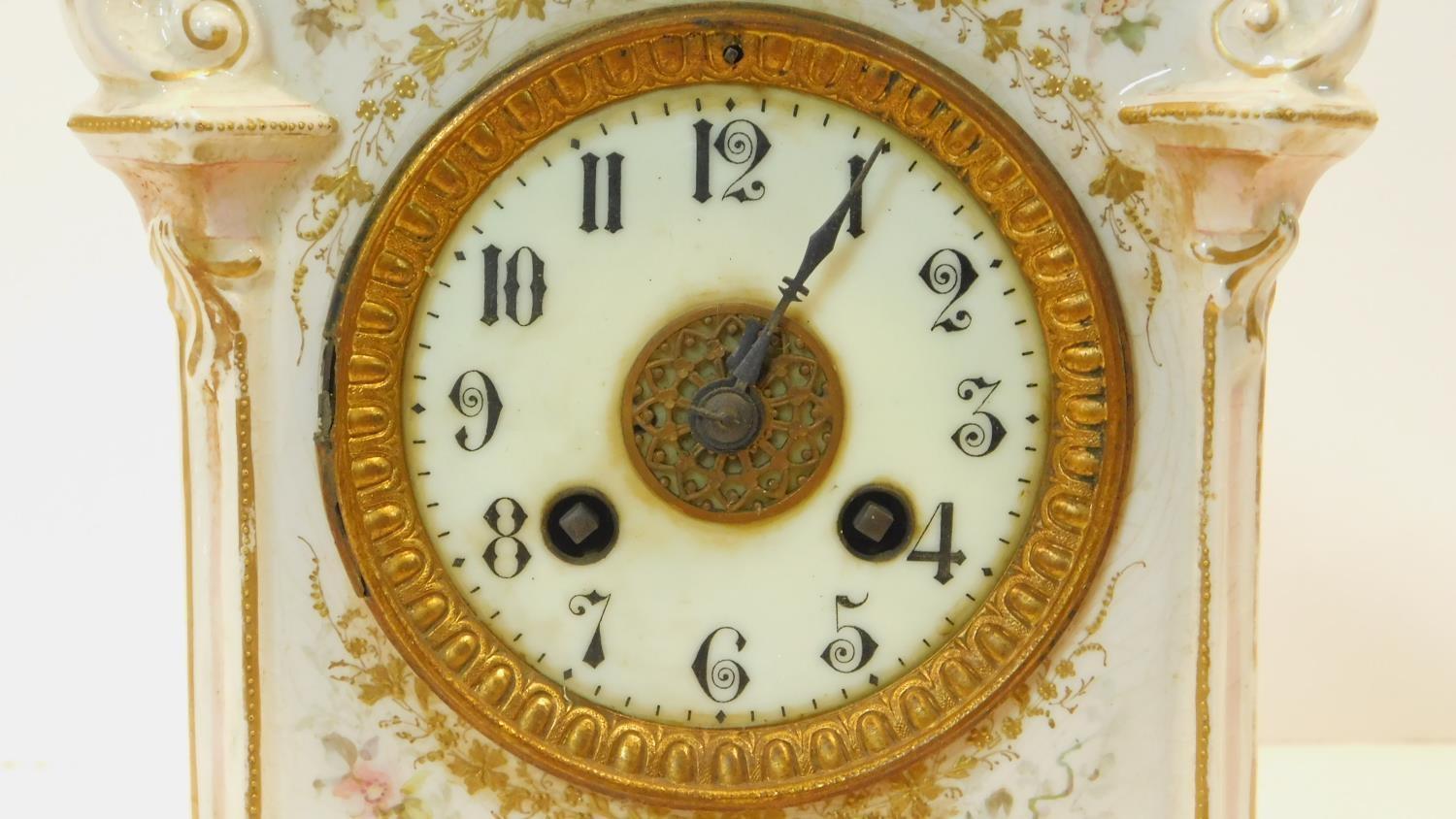 A porcelain hand painted antique gilded mantel clock with floral details and white enamel dial - Image 5 of 13