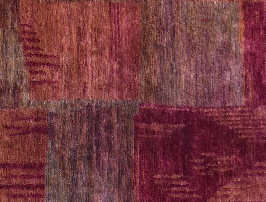 A contemporary rug with abstract chequerboard design in shades of plum. L.244x175cm - Image 2 of 4