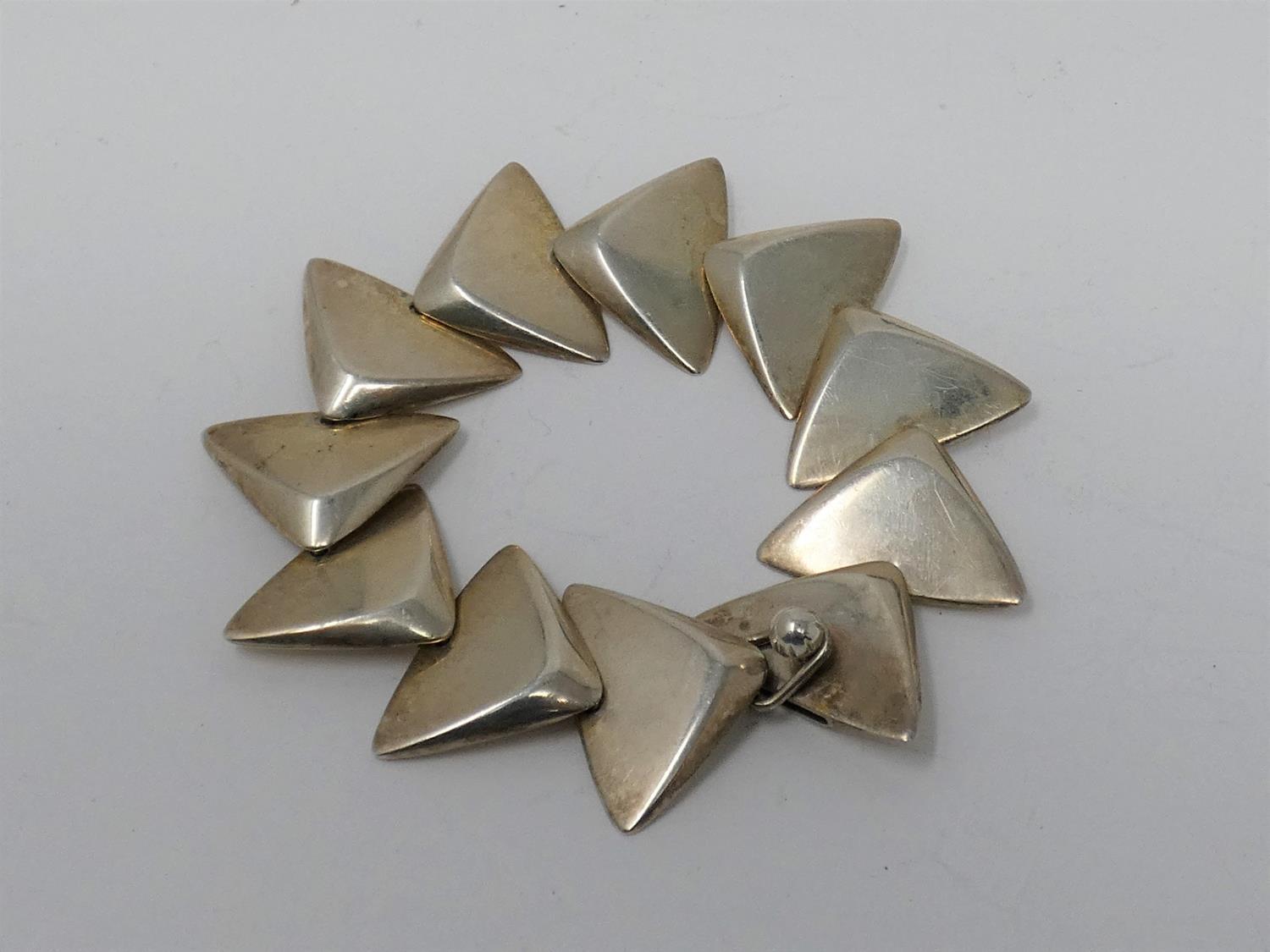 A Bent Gabrielsen articulated Danish silver triangle bracelet for Hans Hansen, with tongue and screw - Image 2 of 6