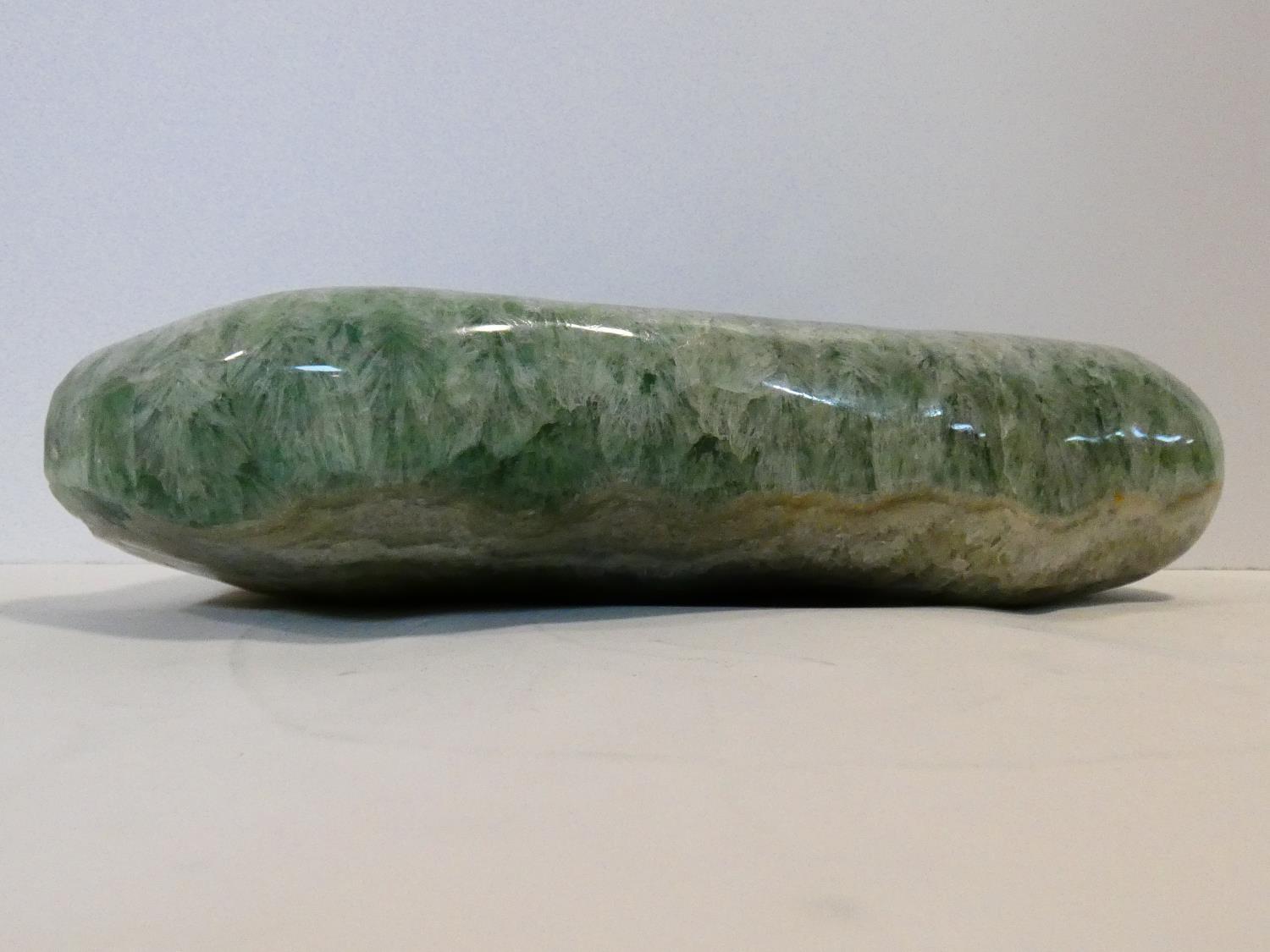 A large polished green stone crystal boulder. L.31cm - Image 6 of 7