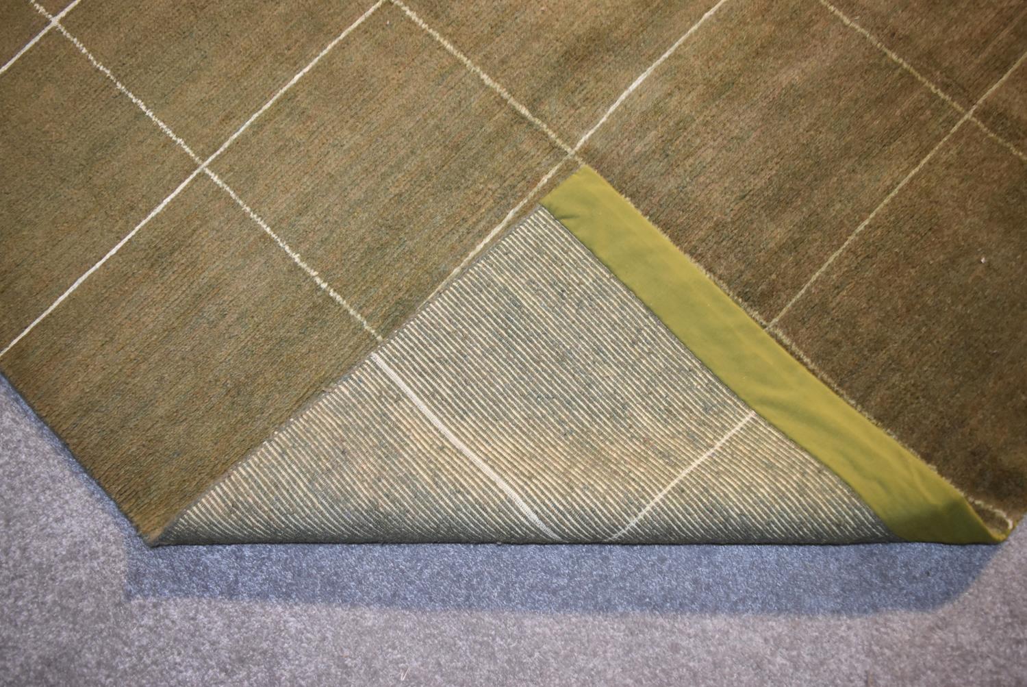 A contemporary rug with windowpane check on a beige green background. L.254x201cm - Image 3 of 4