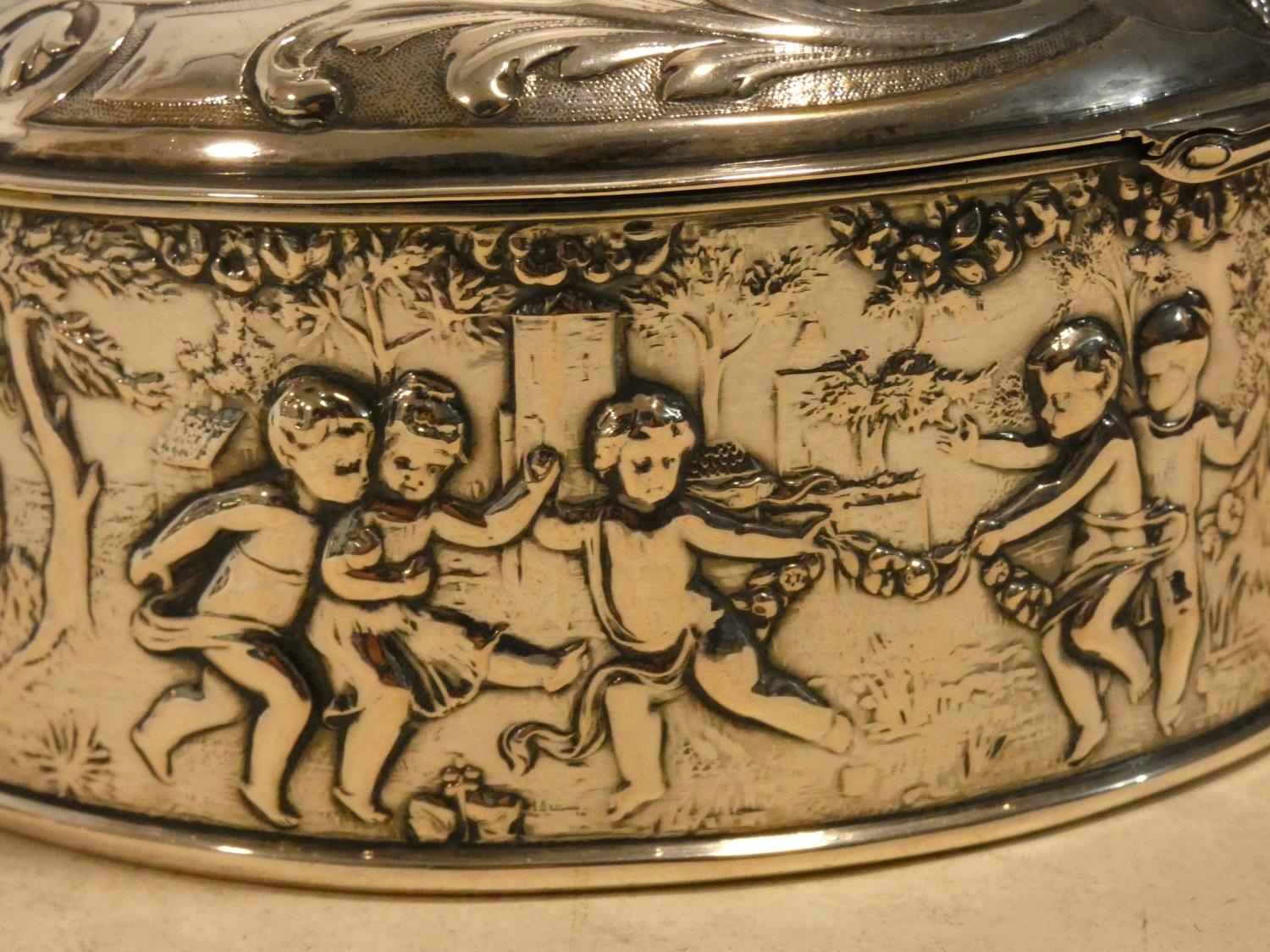 A Continental white metal hinged lidded caddy with gilded interior decorated with repousse repeating - Image 7 of 8