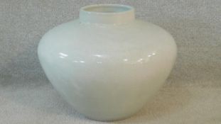 A vintage Heng Ming Jian Zhi Chinese white crackle glazed ceramic bulbous vase. Stamp to base. H.