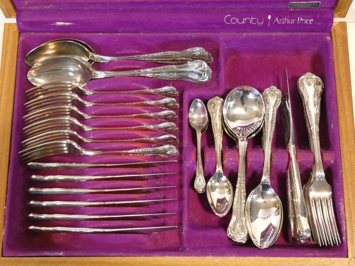 A cased Arthur Price County silver pate canteen with repousse design along with a silver plated cake - Image 3 of 11