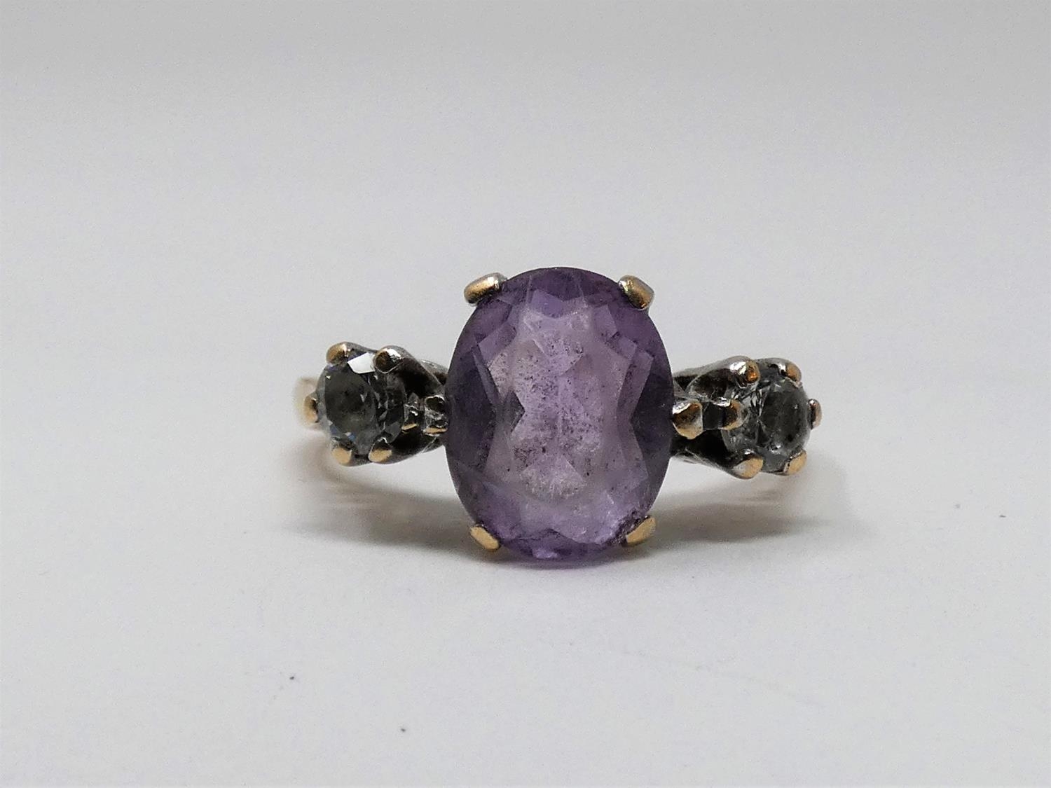 A 9ct yellow gold and white metal three stone ring, set with purple and white paste stones. Shank - Image 3 of 6