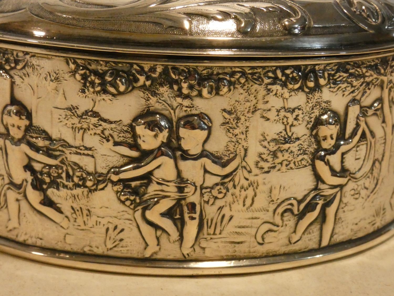 A Continental white metal hinged lidded caddy with gilded interior decorated with repousse repeating - Image 6 of 8