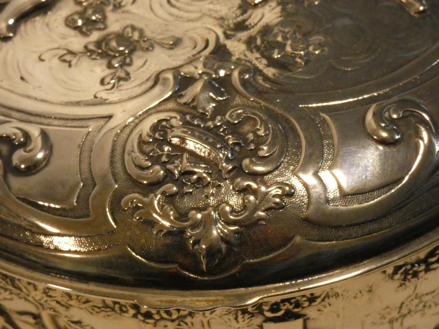 A Continental white metal hinged lidded caddy with gilded interior decorated with repousse repeating - Image 4 of 8