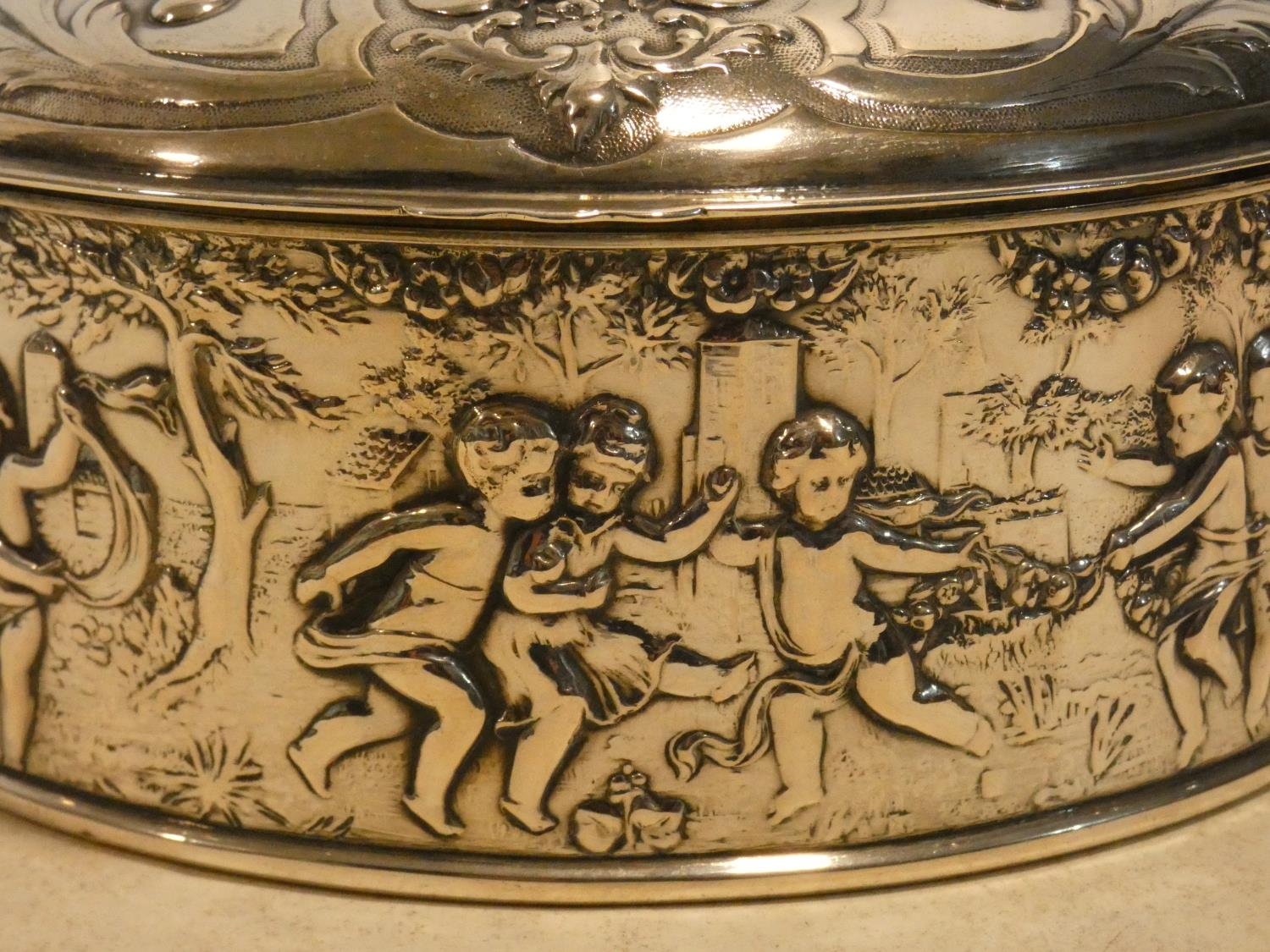 A Continental white metal hinged lidded caddy with gilded interior decorated with repousse repeating - Image 5 of 8