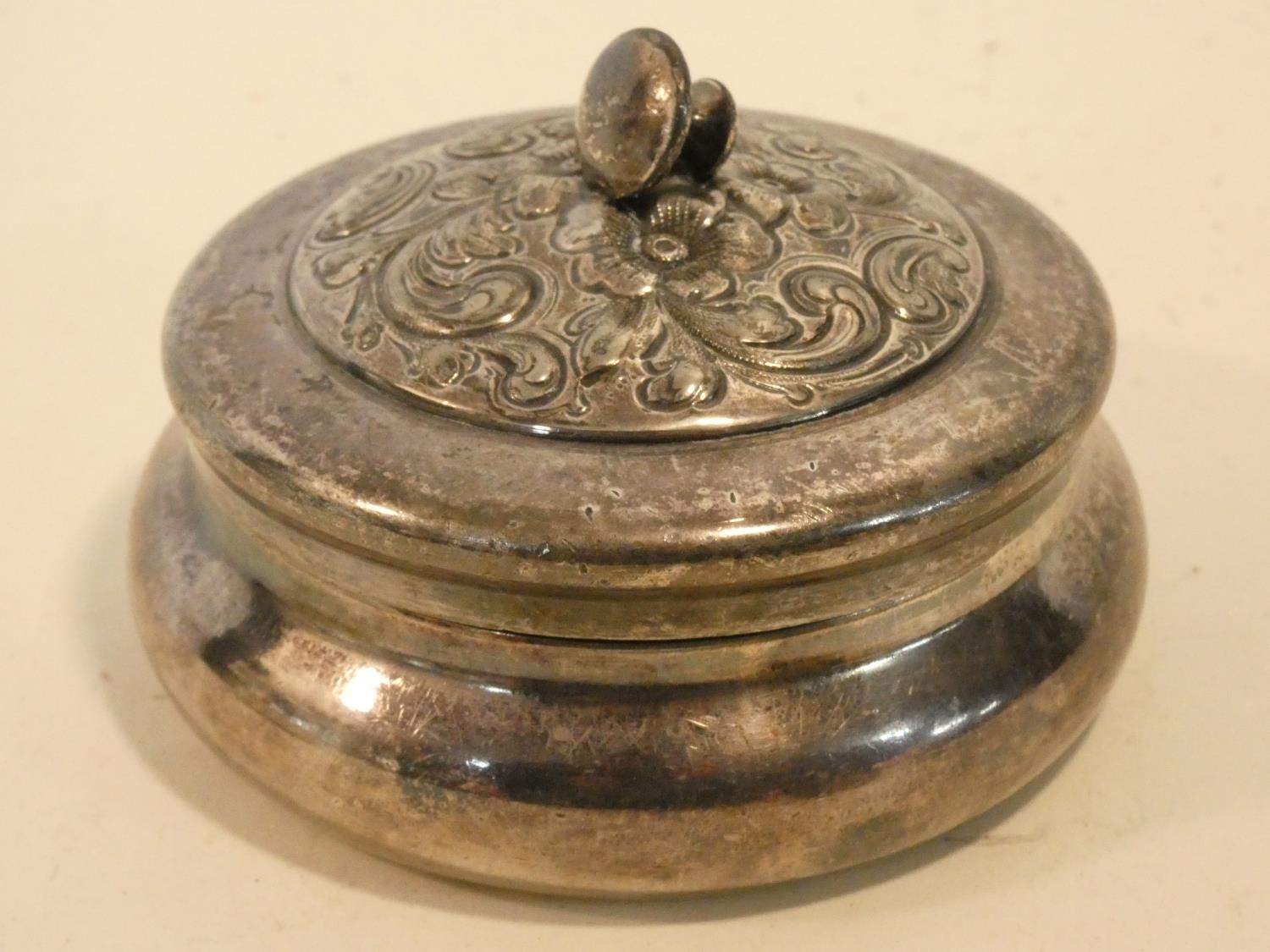 A silver plated Dansk chicken paperweight, a silver plated tea light holder, a silver plated trinket - Image 5 of 10