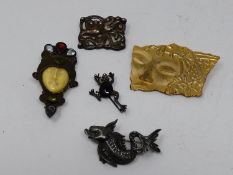 A collection of vintage brooches. Including a silver, marcasite and onyx frog brooch, an Art Nouveau