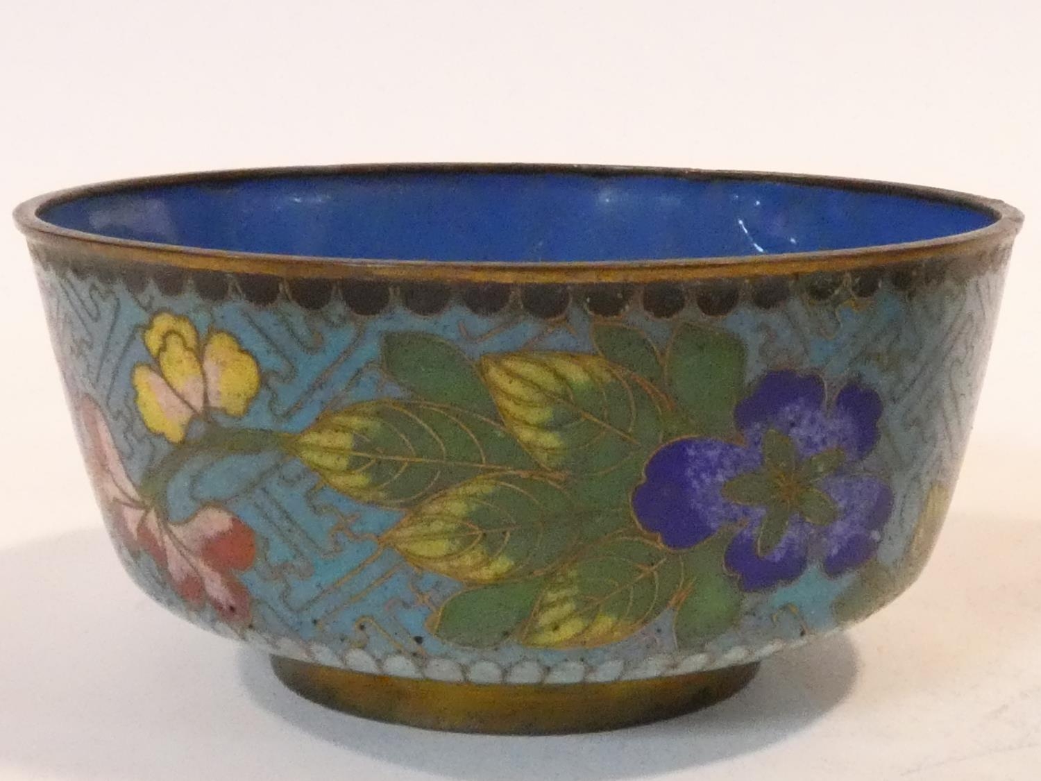 A collection of bowls. Including a Chinese cloisonne enamel bowl, four carved horn and white metal - Image 4 of 14
